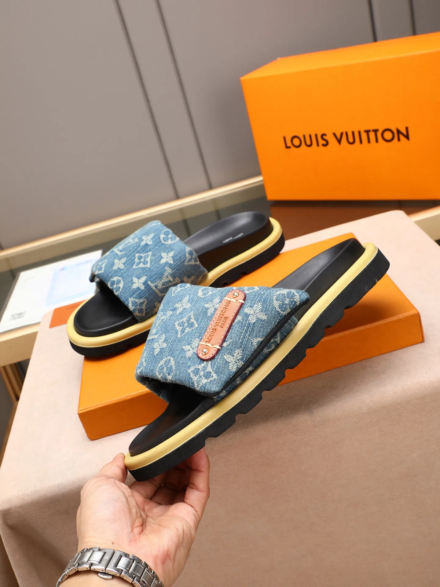 PP360 [LOUIS VUITTON] Louis Vuitton, LV printing, men's and women's slippers are on the market. The drawer box packaging comes with a cloth bag and a card. The upper pattern looks very soft and waxy, and it is a super versatile leg slimming tool. Fabric: imported denim/canvas/old fabric, LV hardware LOGO, official website pattern printing, comfortable to wear, feet: high-elastic PU water table. Sole: foam sole, heel height: about 5cm. Code number: 35-46, 35, 45, 46 are custom-made and non-returnable. Color: multiple colors and styles available.
